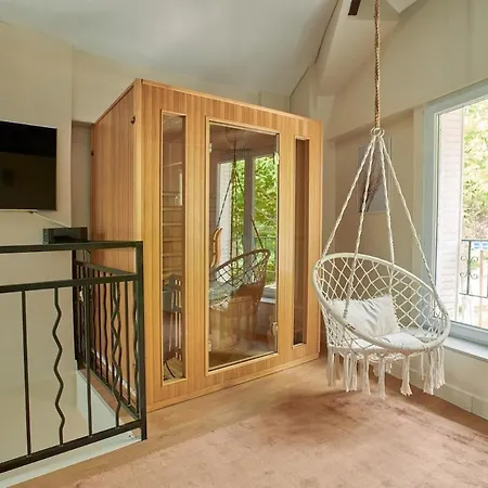 One Sauna & Jacuzzi *