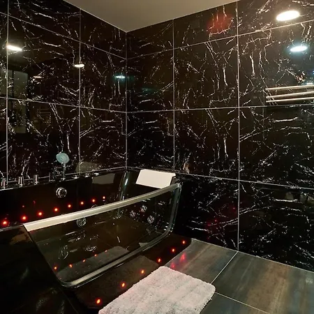 One Sauna & Jacuzzi *