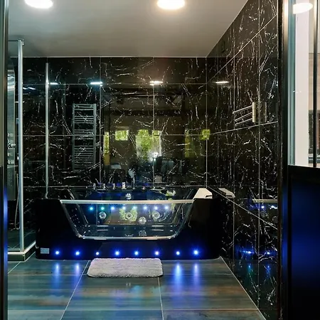 One Sauna & Jacuzzi *