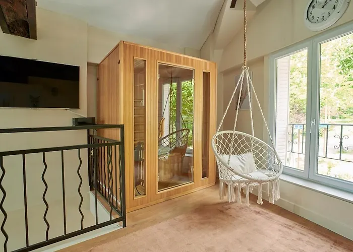 One Sauna & Jacuzzi *