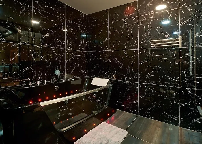 One Sauna & Jacuzzi *
