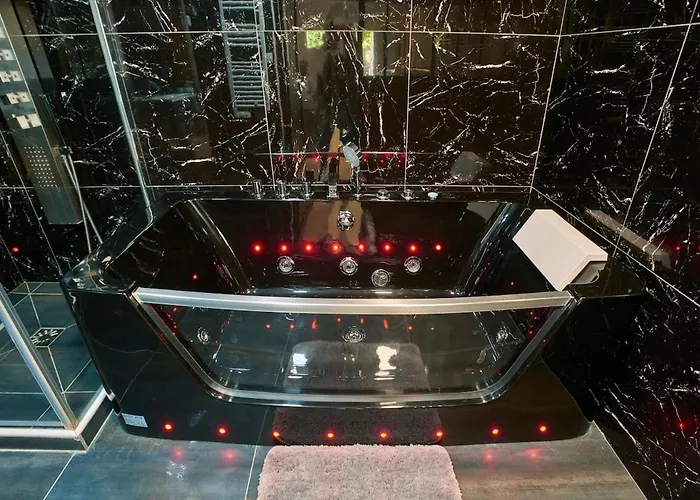 One Sauna & Jacuzzi Apartament *